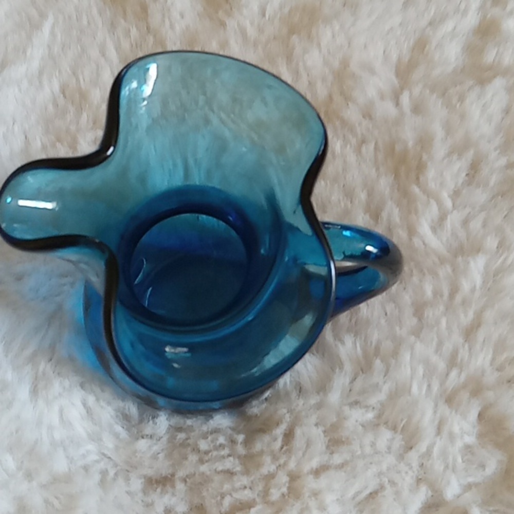 Lovely dark teal colored hand blown glass pitcher w 1 5/8" base,  4.5" tall - Picture 4 of 7
